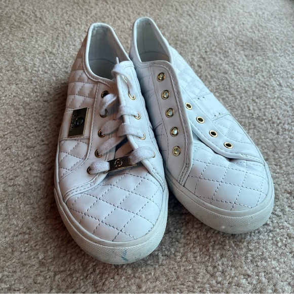 Guess white tennis shoes 👟 size 81/2 - Picture 4 of 7